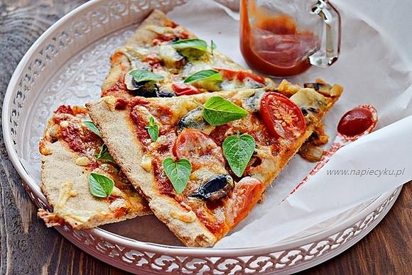 Pizza orkiszowa z mozzarellą i pieczarkami