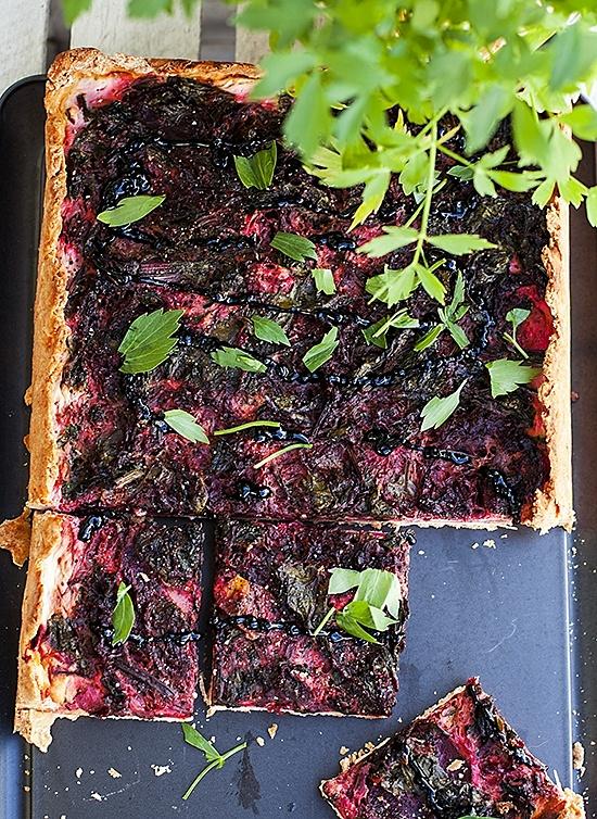 Tarta z botwinką i kremem balsamicznym