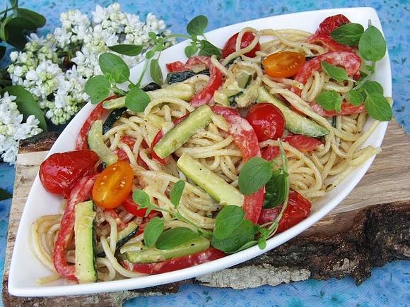 Spaghetti z letnimi warzywami w sosie śmietanowo-serowym
