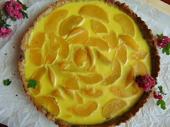 Tarta z brzoskwiniami na orzechowym spodzie