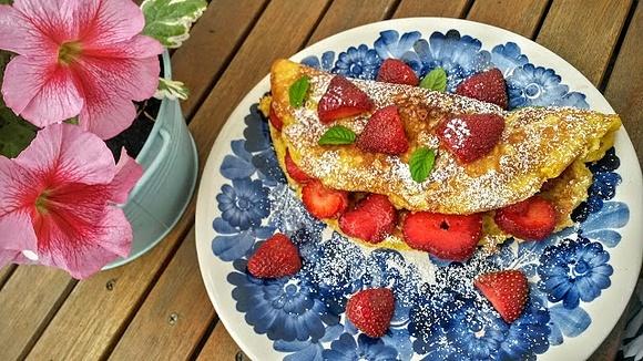 Omlet z truskawkami