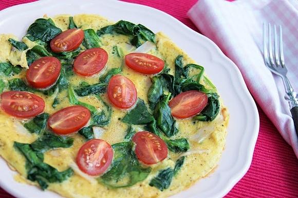 Omlet ze szpinakiem pomidorkami i szynką