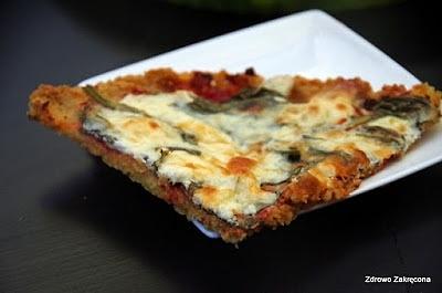 Pizza z kaszy jaglanej z grillowanym bakłażanem, szpinakiem i serem pleśniowym