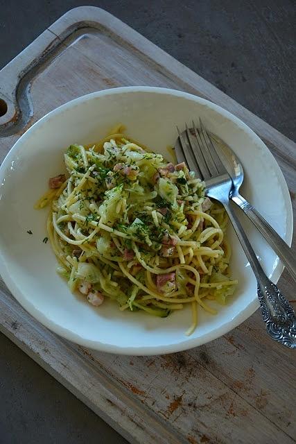 Spaghetti po warszawsku z młodą kapustą i boczkiem