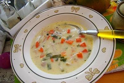 Jarzynowa zupa z mięsem i czosnkiem niedźwiedzim