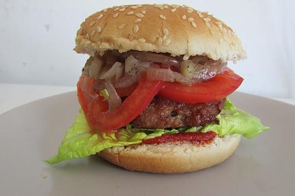 Klasyczny hamburger z wołowiny
