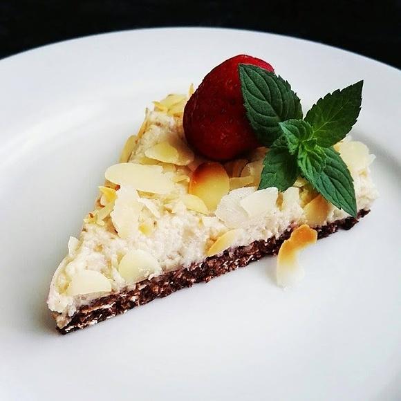 Dietetyczna tarta waniliowo-orzechowa na czekoladowym spodzie owsianym