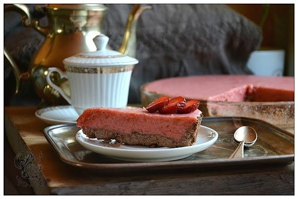 Tarta kakaowa z musem truskawkowo-rabarbarowym
