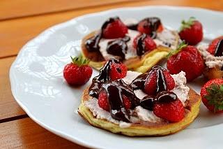 Truskawkowe pancakes z serkiem owocowym i czekoladą