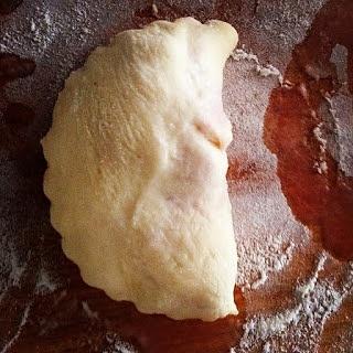 Drożdżowe pierogi z truskawkami