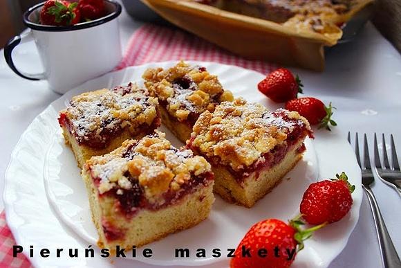 Ciasto z truskawkami i kruszonką - przepis na szybkie i pyszne ciasto