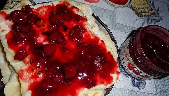 Placki na sodzie z zsiadłym mlekiem podawane ze Stovit naturalnie owocowe
