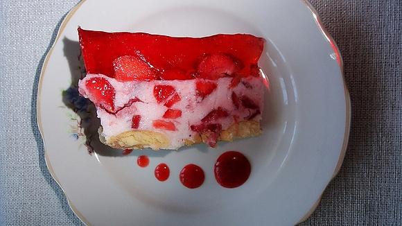 Ciasto jogurtowe bez pieczenia z truskawkami