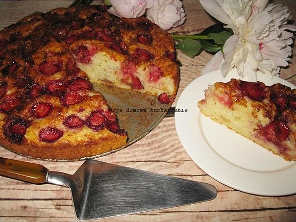 Proste ciasto jogurtowe z truskawkami