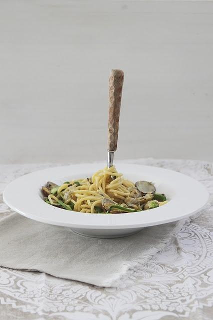 Spaghetti z małżami i szparagami