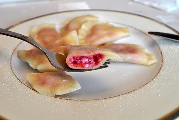 Pierogi z malinami i twarogiem z bitą śmietaną i cukrem