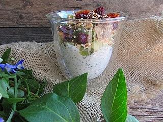 Jogurt z chia, granolą i kiwi