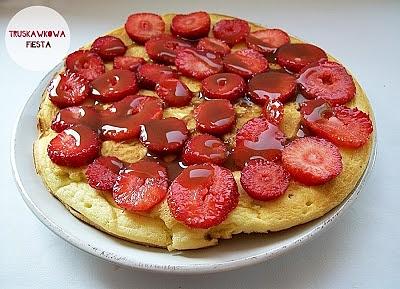 Omlet ryżowy z truskawkami i syropem zero kalorii