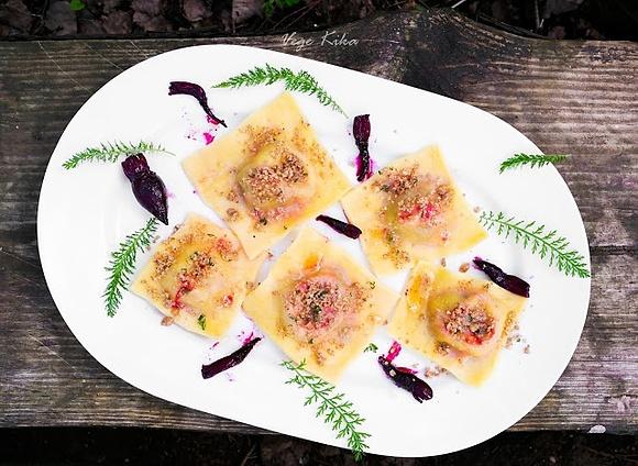Ravioli z botwinką serem i krwawnikiem