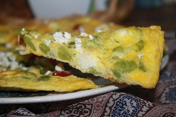 Omlet z bobem, pomidorkami cherry i fetą