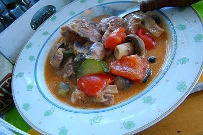 Gulasz z szynki z papryką cukinią i pieczarkami