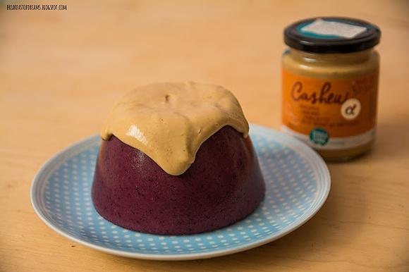Jagodowy pudding z kaszy kukurydzianej z sosem z masła nerkowcowego