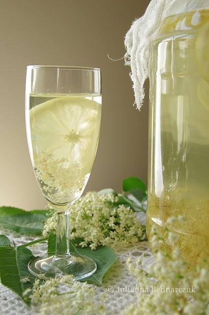 Lemoniada z kwiatów bzu