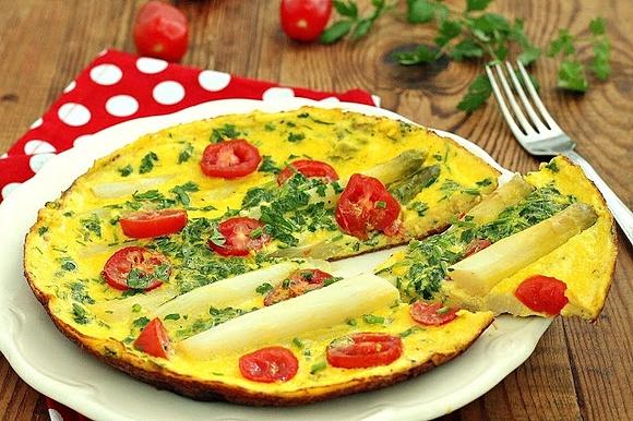 Omlet ze szparagami do śniadania z warzywami i zieleniną