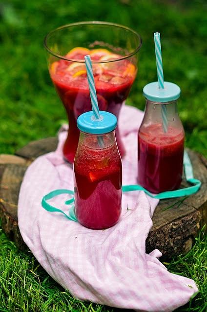 Lemoniada rabarbarowo-truskawkowa z młodymi buraczkami