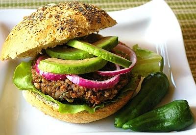 Burgery z pęczaku i czarnej fasoli
