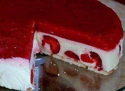 Ciasto jogurtowe bez pieczenia z truskawkami