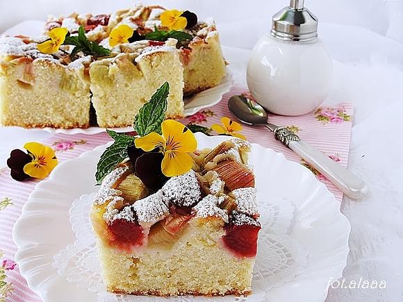 Ciasto z mascarpone, rabarbarem i truskawkami