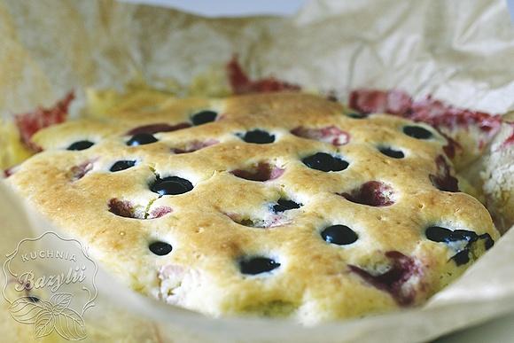 Jogurtowe ciasto z truskawkami i borówkami