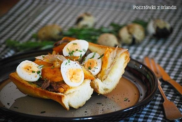 Grzanki z wędzoną makrelą i jajkami przepiórczymi
