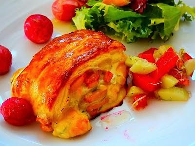 Sakiewki z ciasta francuskiego z farszem i pieczonymi rzodkiewkami