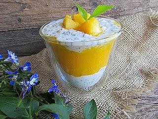 Mus z mango z jogurtem i nasionami