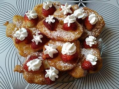 Racuszki budyniowo-jogurtowe z truskawkami i bitą śmietaną