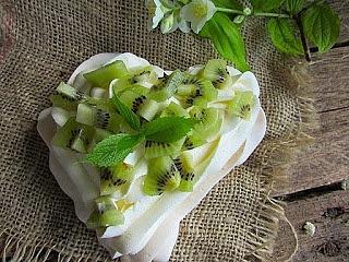 Bezowe serca z bitą śmietaną i kiwi
