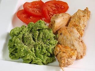 Puree z zielonego groszku i marynowany kurczak