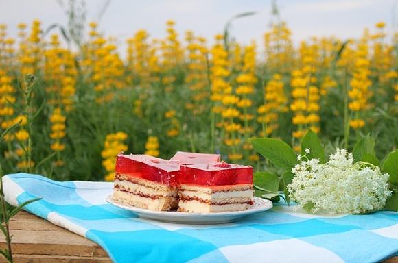 Ciasto truskawkowe bez pieczenia z kremem grysikowym