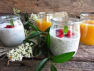 Jogurt z granolą i poziomkami