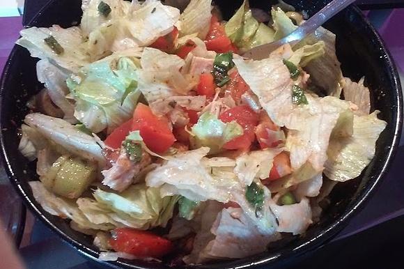 Lekka sałatka z warzywami i indykiem - pyszny lunch lub kolacja