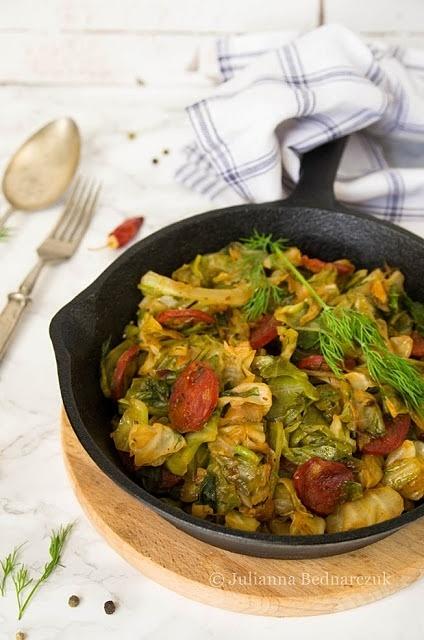 Młoda kapusta z chorizo