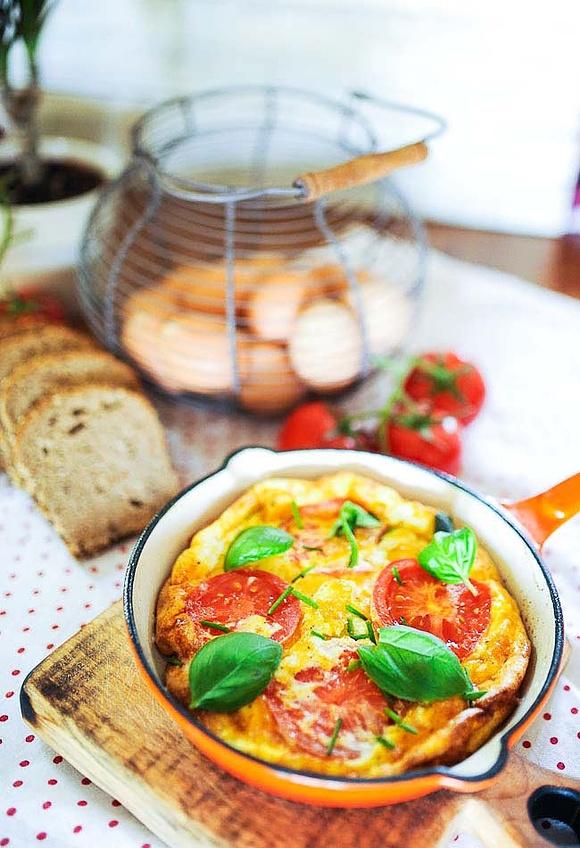 Omlet z pomidorami i fetą