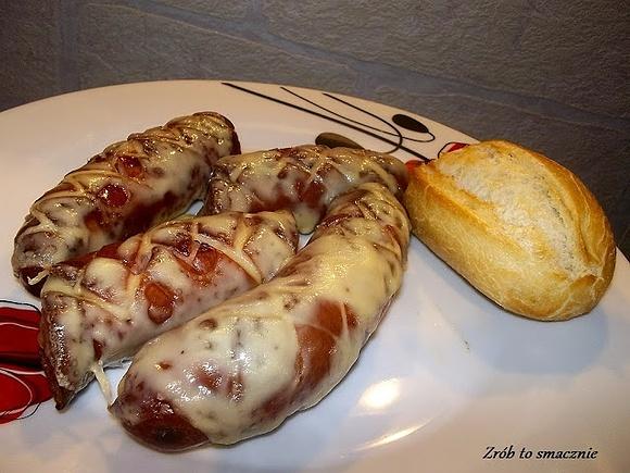 Kiełbasa pieczona w piekarniku z serem