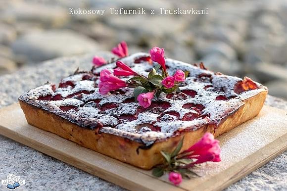 Kokosowy tofu sernik z truskawkami