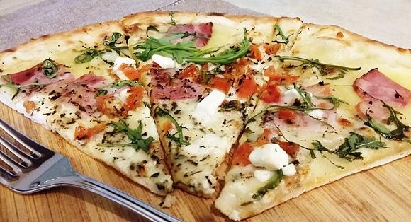 Pizza rukola z fetą z zalewy i boczkiem na cienkim cieście