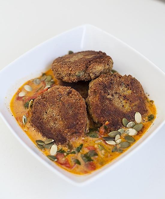 Kotlety z soczewicy i kaszy w pomidorowym sosie z curry