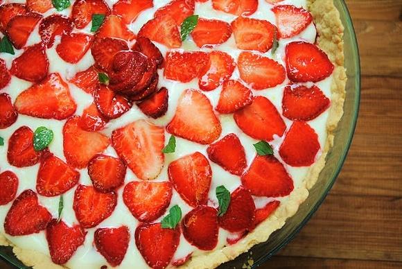 Tarta z truskawkami i jogurtem greckim
