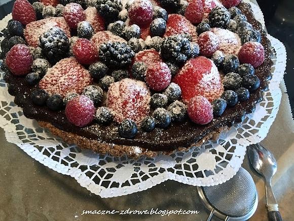 Tarta czekoladowa z pieczonym jogurtem greckim i owocami